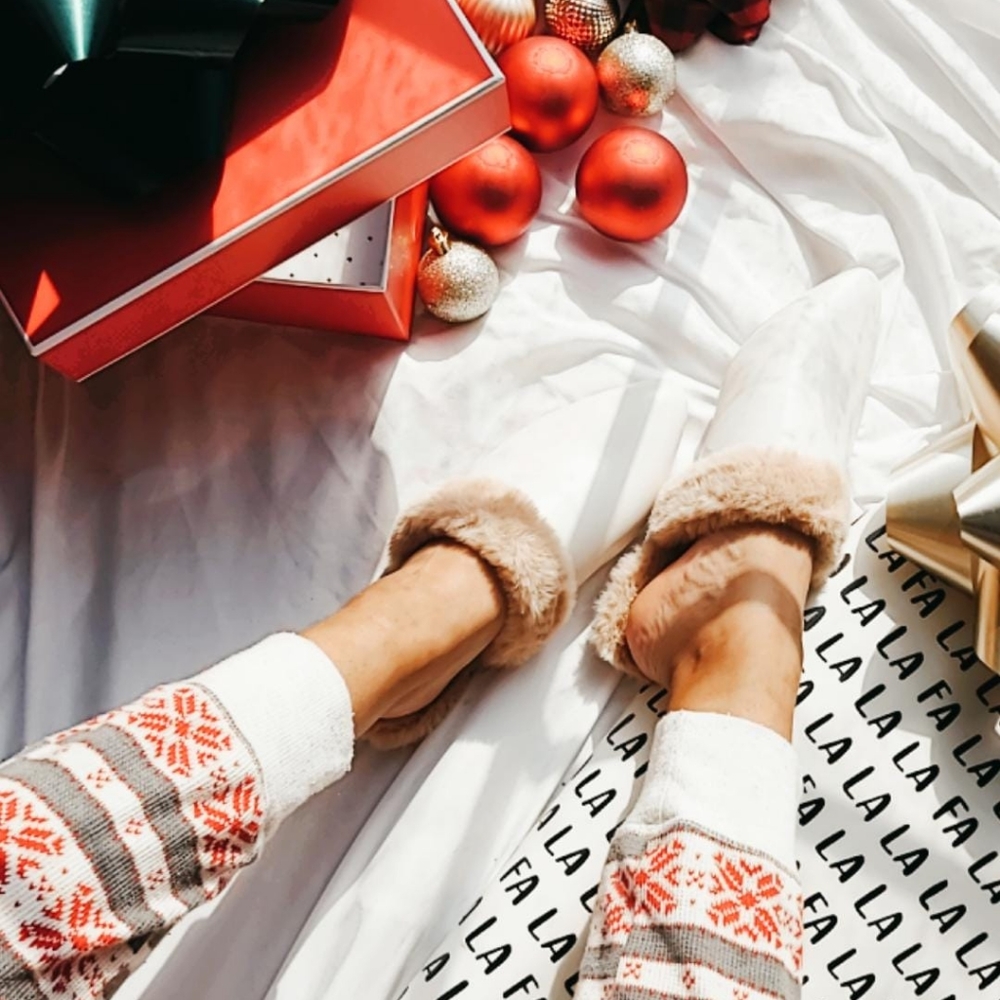 🚨Holiday Collection 💫🌲 WHITE FUR FLATS - Picture 2 of 8